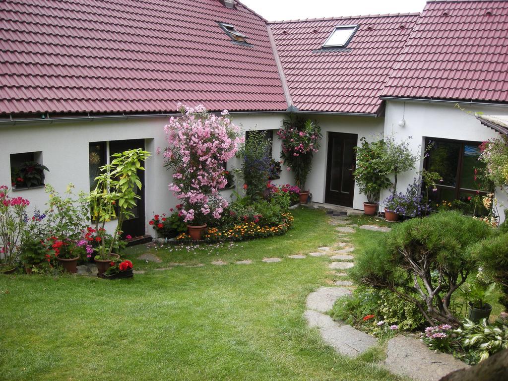 Penzion Nevcehle Urbanov Extérieur photo